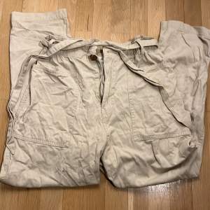 Ett par beiga cargo byxor i relativt tunt tyg, like skrynklig från att ligga i en garderob men går lätt att fixa!! Ganska långa i benen. Köparen står för frakt 💞