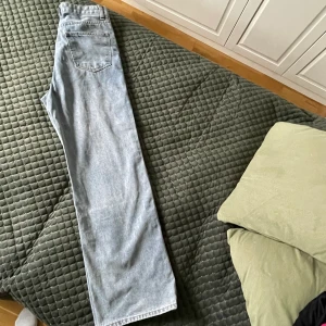 Jeans från shein - Vida jeans från SHEIN alldrig använda bara provade. Vida i modellen sitter tajtare vid midja. Lösa vid benen. Strk 38 som M