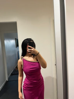 fest klänning  - säljer denna jättefina klänningen pga viktnedgång då den ej kommer till användning mer  köpt för 2 000kr för inte så länge sedan.💞  tar endast swish, kan mötas upp i stockholm men köparen står för frakt!