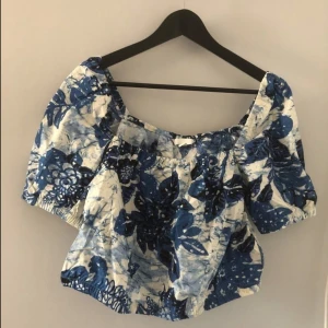 Blå topp - Blommigt mönster