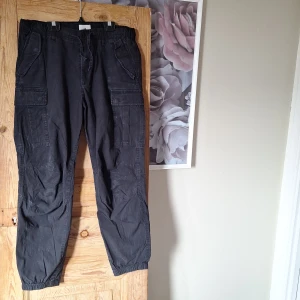 Svarta cargo byxor  - Cargo byxor från HM 