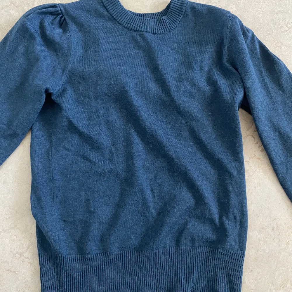 Stickad tröja från Åhléns, inte använd så många gånger, nypris 300❤️. Tröjor & Koftor.