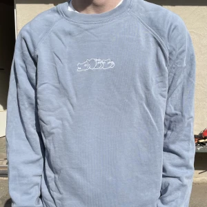 Tres Bien x Sneeze Sweatshirt/Crewnecl Blå - Nyskick , Collab mellan Tres Bien och Sneeze Magazine , Köpt hos Tres Bien , Kostar ny ca 1500kr , Pris kan diskuteras