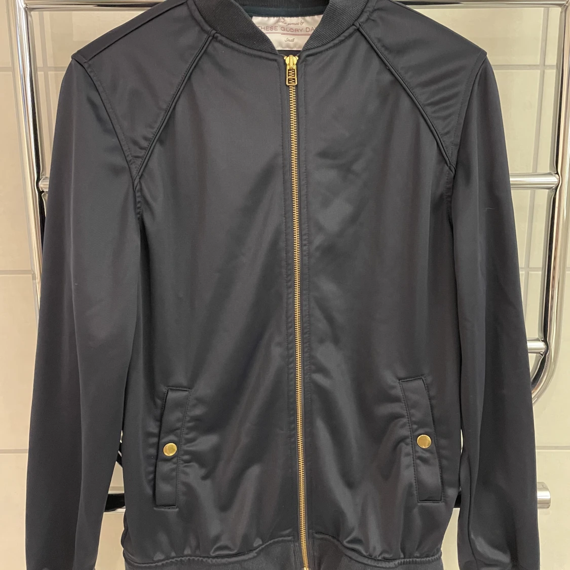 These glory days marinblå tröja med dragkedja