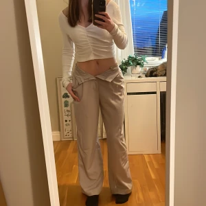 Straight loose kostymbyxor - Raka loosefit kostymbyxor från H&M divided i beige, tunt och stretchigt material. Fint skick i stl 36. Allt ska bort så pris kan diskuteras💗