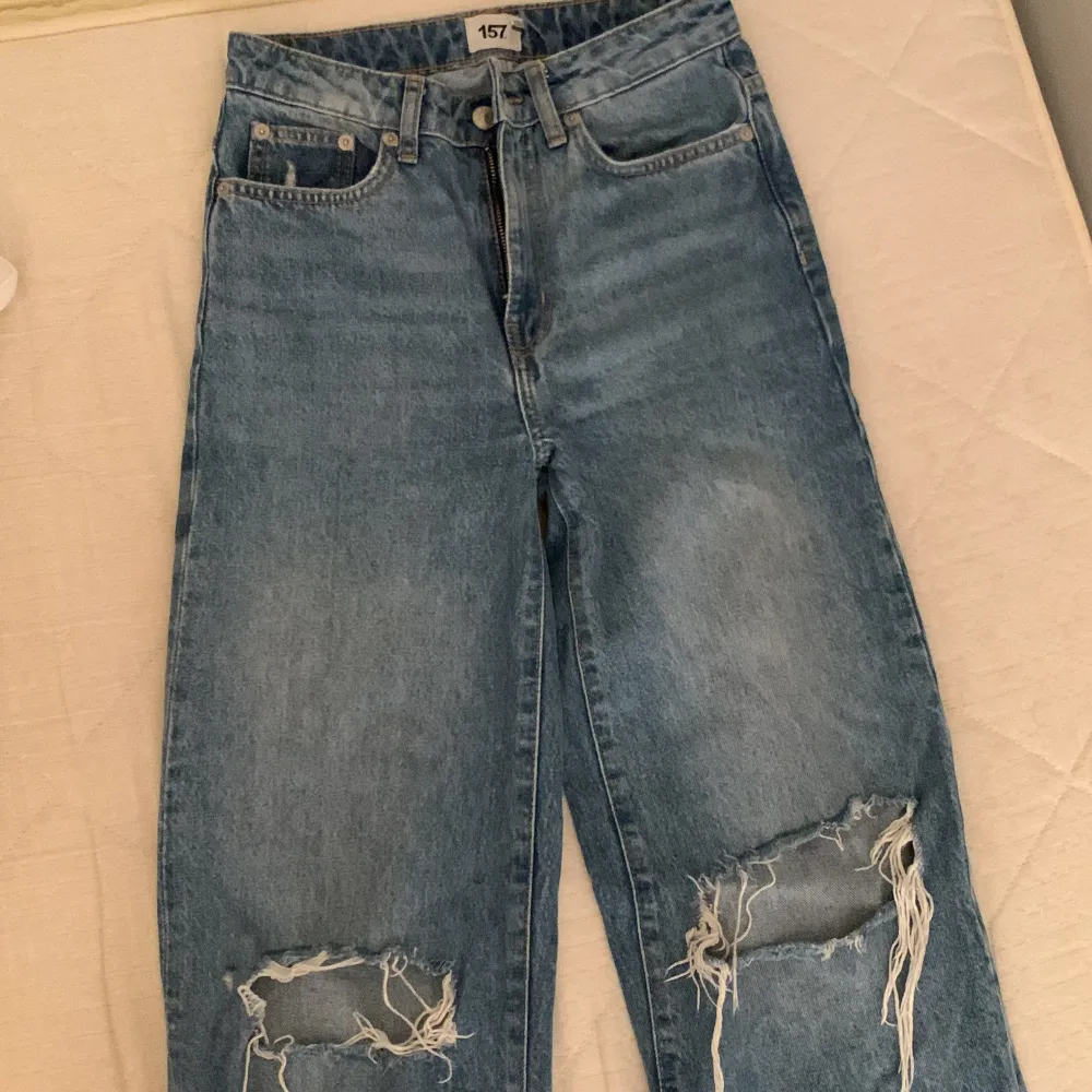 Högmidjade jeans från lager 157. Väldigt långa i benen. Hål på knäna. . Jeans & Byxor.