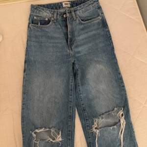 Högmidjade jeans från lager 157. Väldigt långa i benen. Hål på knäna. 