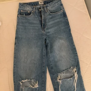 Högmidjade jeans - Högmidjade jeans från lager 157. Väldigt långa i benen. Hål på knäna. 