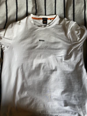 Boss t shirt  - Säljer min boss t shirt som aldrig riktigt kommit till användning  Mycket bra skick kvitto å allt finns 