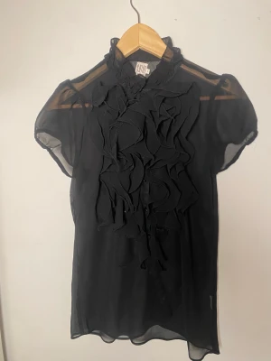 Supersöt festtopp❤️ - Jättegullig festtopp ifrån Sanint tropez. Den är i storlek M men passar även S. Den har en jättegullig spetsforsknings som är trendig och fin! Superskick och är perfekt för utgång eller restaurang besök❤️