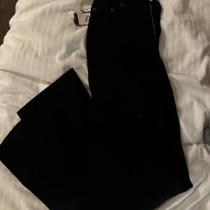 SUPERLÅNGA JEANS - Superlånga jeans från zara i storlek 38