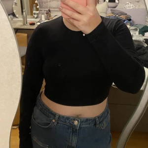 Långärmad topp från weekday - En fin croppad svart långärmad topp från weekday i strl M