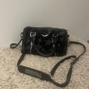 Zadig väska - Säljer denna fina limited zadig väska nu då jag ska köpa en ny väska 🖤Den är i jättefint skick förutom att de ”silvriga detaljerna” har tappat lite färg 💕Har tyvärr inte kvar något äktighetsbevis men kan garantera äktighet!