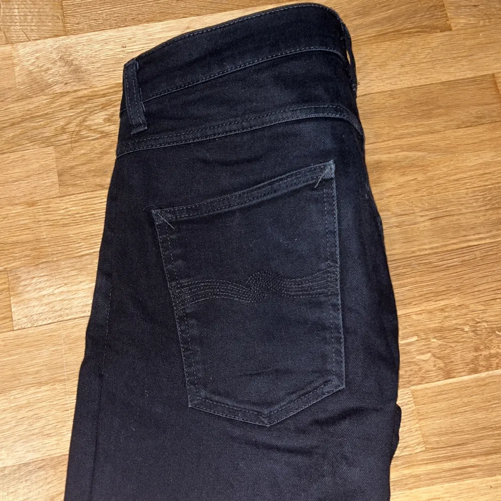Vill sälja mina nudie jeans nytt skick använda 10-15 gånger vill bli va med kläder de därför jag vill sälja dom . Jeans & Byxor.