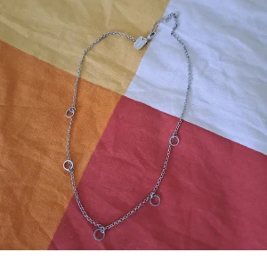 Halsband silverfärgat  - Halsband i silverfärg från dag och natt. Finns matchande armband.   💖😊   För mer info skicka pm. Köparen står för frakten. Ansvarar inte för paketet under frakt.