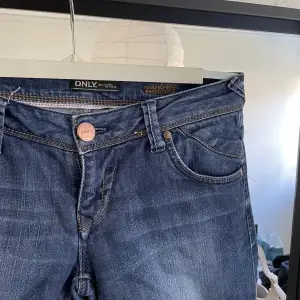 Lågmidjade straight jeans från only, gammal model, storleken är bortklippt men gissar S. Har ingen bild på eftersom de är för små för mig, men så snygga!💕💕ge gärna prisförslag