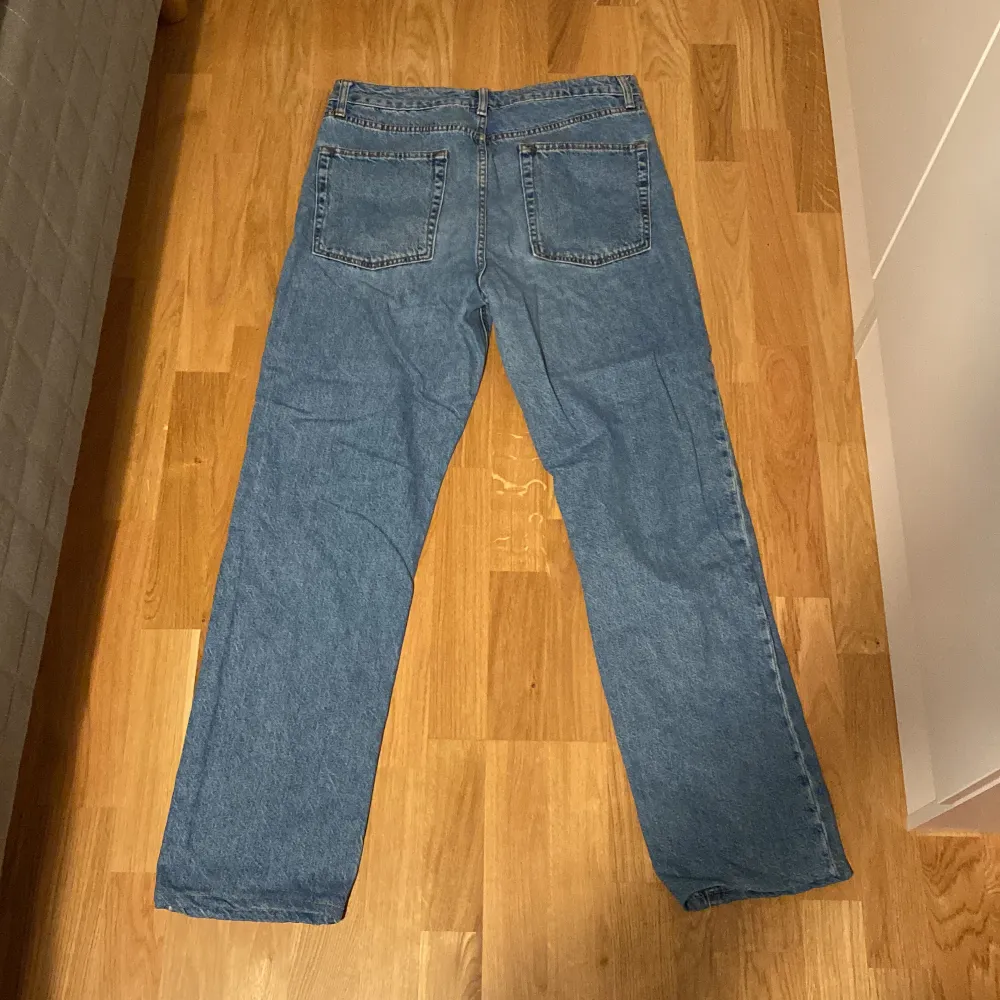 Hej, säljer dessa jeans från Asos då dem inte används längre. Använda ett några gånger men i väldigt bra skick. W32/L32. Jeans & Byxor.