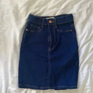 Mörkblå jeans kjol. Knappt använd och inga defekter. Från Gina tricot, perfect jeans modell ”Molly”
