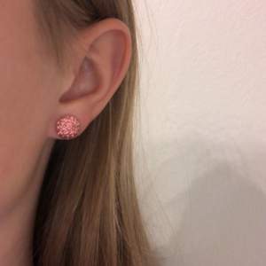 Nästan helt oanvända örhängen med rosa stenar Rosa-rosé/guld