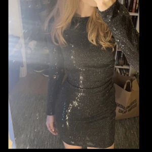 NYÅRSKLÄNNING - SÅLD