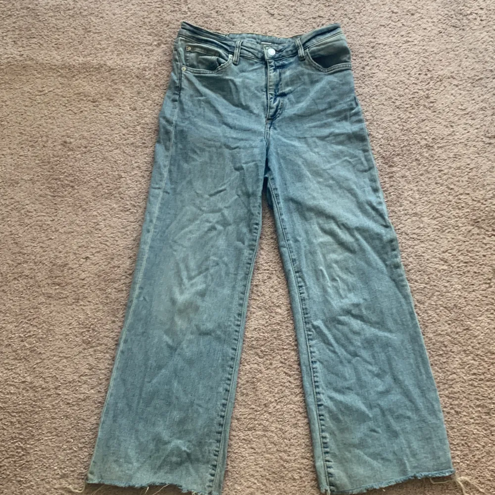 Ett par high waisted Demin jeans med storleken Medium. De är knappt använda. Väldigt fina och sköna. Original priset var 329kr. Farkut & Housut.