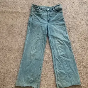 Ett par high waisted Demin jeans med storleken Medium. De är knappt använda. Väldigt fina och sköna. Original priset var 329kr