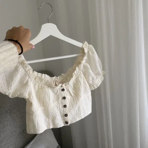 Vit topp - Säljer denna vita top/blusen!💕💕Så söt och fin topp, älskar den och den är i superbra sick😍😍😍