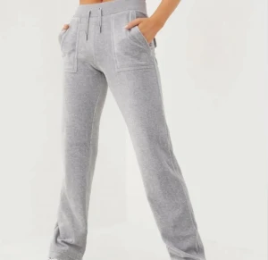 Juicy byxor gråa - Lägger upp dom igen då jag var osäker p om jag ville sälja dom eller int men nu vill ja de. Dom e i fint skick tvättas innan ja skickar dom saknas en metall sak p snöret men har kvar den så kan limma p den om de skulle vara så, använd gärna köp nu💕