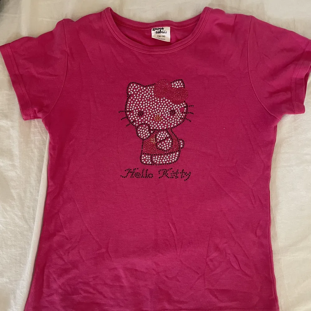 Söt Hello Kitty topp i fint skick! Passar storlek S/M beroende på hur man vill att den ska sitta💕. T-shirts.