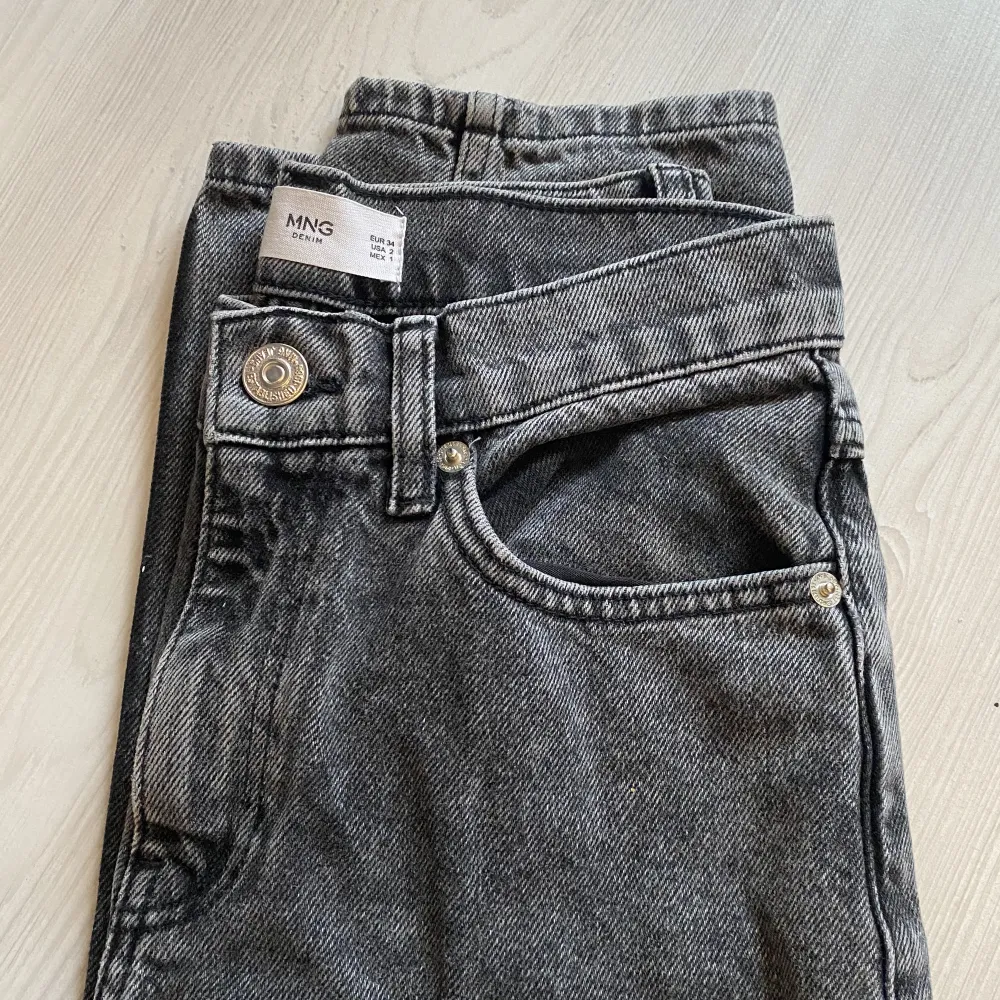 Mom jeans från mango strl 34, nästan aldrig använda. Använd gärna köp nu. Skriv om frågor finns🫶🏻. Farkut & Housut.