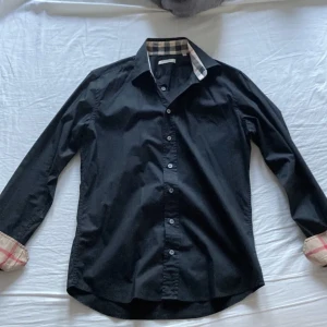 Burberry Skjorta  - Säljer denna burberry skjorta då jag aldrig använder den. 9/10 skick och använd få gånger.