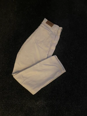 Beige jeans - Hej säljer ett par beigea jenas i bra skick bara lite skrynkliga dom vart i garderoben ett tag.