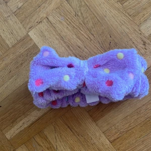 Pannband - Fluffigt och fint band med rosett enligt bild. Är elastisk. Kan användas vid sminkning, ansiktsrengöring eller bara som hårband.