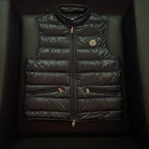 Moncler väst äkta  - Aldrig andvänd Säljer pågrund av att den är för liten o man kunde inte  lämna tbx den pris kan diskuteras