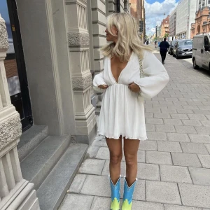 Vit klänning - Vit klänning från lojsans kollektion med nakd. Storlek 34 men passar även 36. Använd en gång. Köparen står för frakten!