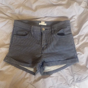 Randiga shorts - Skitanygga randiga shorts. Aldrig använda och perfekta till sommaren😻💕