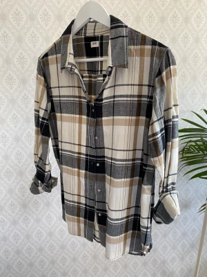 Skjorta - Hör av dig om du vill ha fler bilder eller frågor🦋