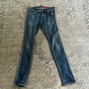 reign jeans - Hej säljer nu mina riktigt snygga jeans som är i top skick 10/10 har ni några funderingar är det bara och höra av er!