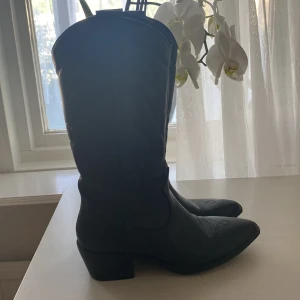 Cowboyboots  - Säljer dessa som jag precis inhandlat på Plick, förra ägaren har endast använt enstaka gång, jättefint skick. Tyvärr för små för mig 