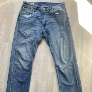Säljer ett par Levis jeans i väldigt bra skick som är klippta och fixade ner till, storlek 32 32 och en snygg vintage tvätt