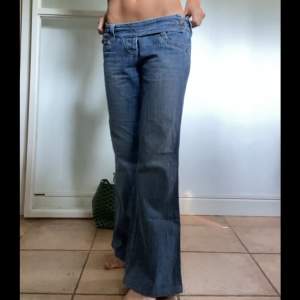 Sälja dessa super fina lågmidajde jeans!! Det står att dem är i storlek 38, men jag kan ha på mig dem och har storlekarna S/M. Kan skicka mer bilder på dem och mått om det efterfrågas! 