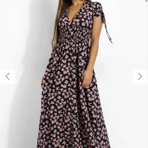 Maxiklänning petite Boohoo  - Du budar på en underbar klänning, passar dig som är petite stl 1.65 och under. Stl 40. Mer som stl M.  Precis som på bild . Endast provad. Nypris 499 kr + frakt. Frakt tillkommer och betalas av köparen. 