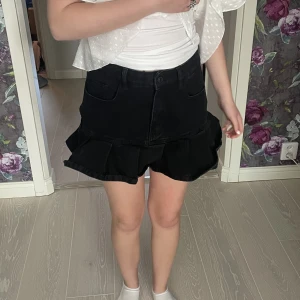 Kjol - Säljer denna söta jeanskjol med volang då den tyvärr är för kort för mig. Köpt här på Plick men aldrig använd av mig, sista bilden från förra ägaren❤️‍🔥