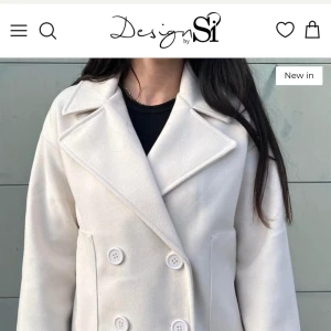 Design By Si jacka - Säljer nu min super fina off white jacka från design på si. Säljer då jag har två. Använd Max 4 gånger så den är mycket fint skick. Perfekt till sena sommarkvällar att hänga över sig. 💘💘 inköpt för 720, mitt pris 450.