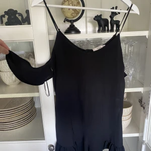 Jumpsuit  - Jag köpte denna gulliga jumpsuiten i Italien. På en butik som heter mango. Jag får en plats i den längre då jag har blivit större. 