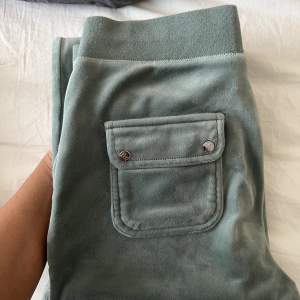 Skit snygga juicy couture byxor i ljusgrön färg. Inköpta förra året på nelly. Fortfarande som nya då jag använt de fåtal gånger! 