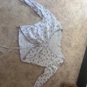 Tröjor  - 1a bilden: super skön å fin sommar tröja (99kr, storlek M)  2a bilden: super snygg tröja som man knyter runt nacken så den sitter fast (storlek S/M, 99kr)