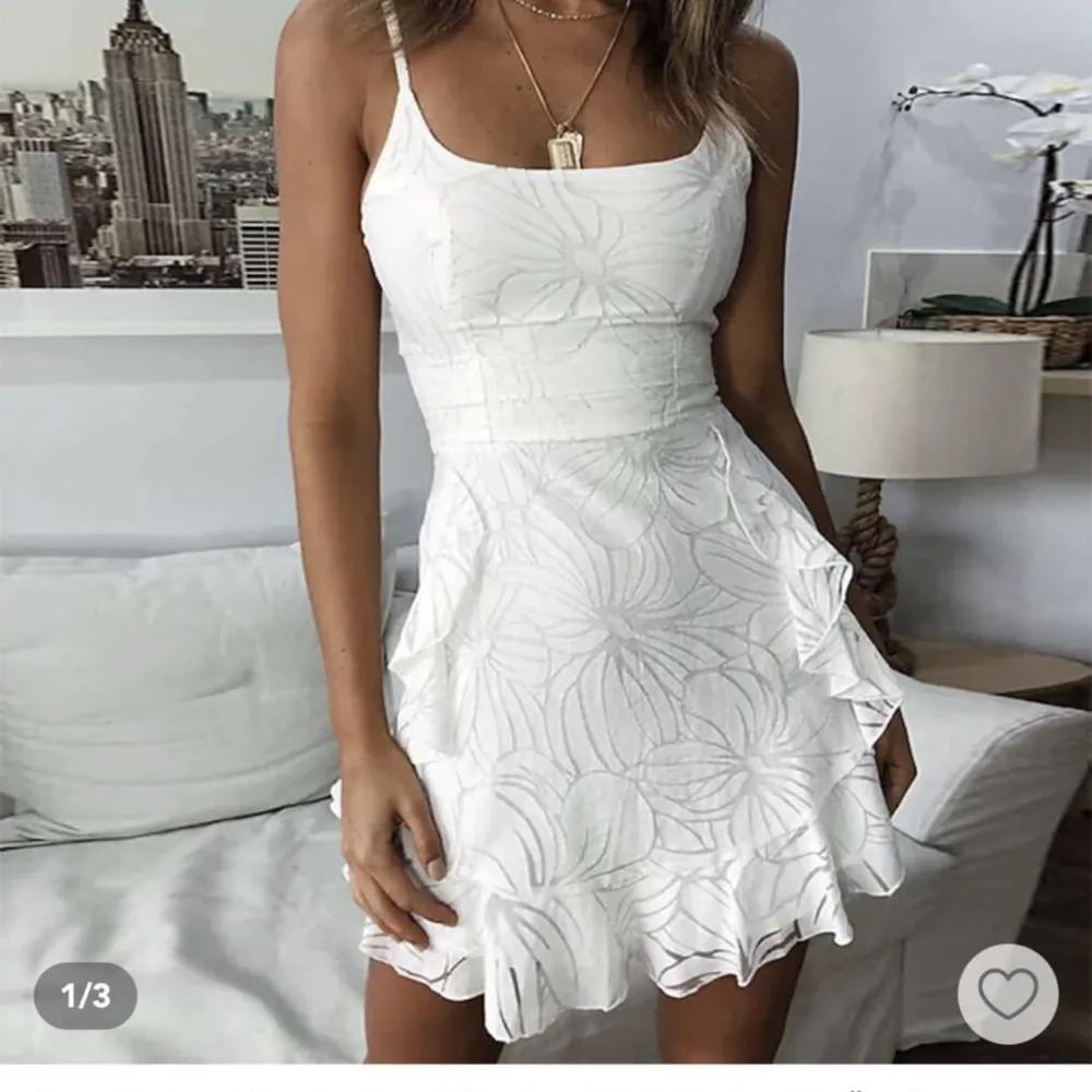 Helt ny vit klänning med prislapp storlek 36, passar jättebra till Student. Klänningar.