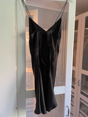 Startsidan klänning  - Säljer min såååå fina klänning från zara, då den tyvärr är lite stor. Köpt förra sommaren och är nu slutsåld. Den är envärd en gång och i jättefint skick! Frakten ingår🫶🏼🫶🏼