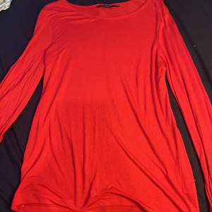 Simpel röd långärmad tröja med väldigt tunn material som är perfekt för sommaren. Den är oanvänd. Storleken som står på tröjan är S men skulle säga att den passar som M istället 